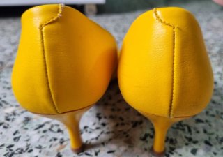 Zapatos de tacón Mustang amarillos