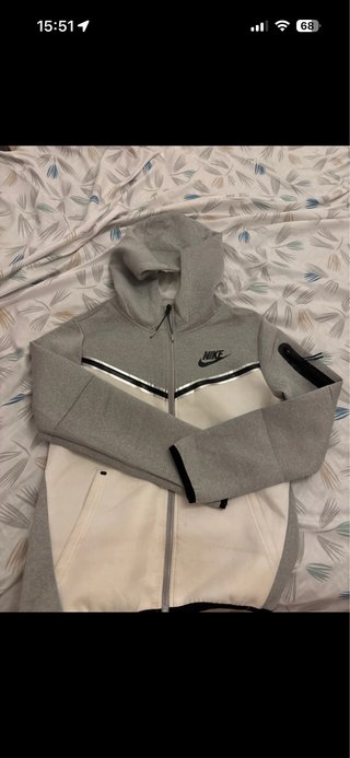 Chaqueta Nike gris y blanca