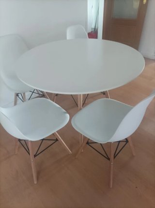 Vendo mesa con 4 sillas estan nuevas