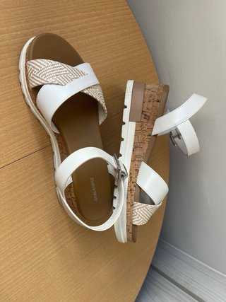 Sandalia blanca y marrón