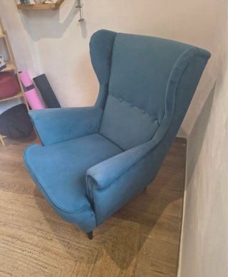 Sillón orejero azul