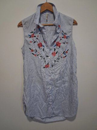 Blusa sin mangas con bordado floral