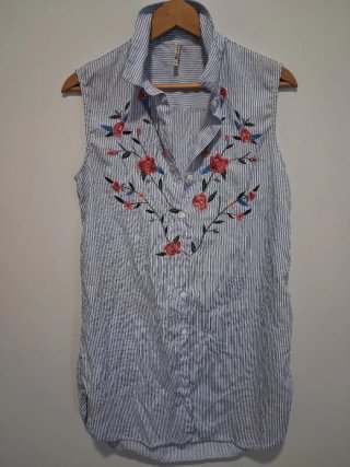 Blusa sin mangas con bordado floral