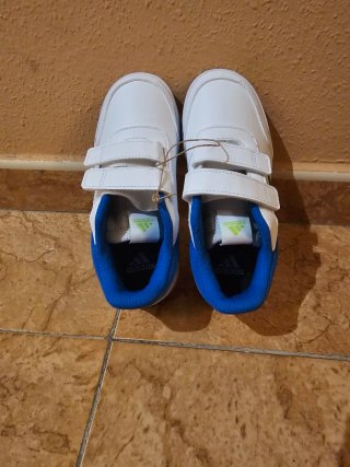 Zapatillas niño Adidas originales  a extrenar