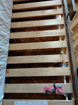 Cama IKEA para niños con colchón.