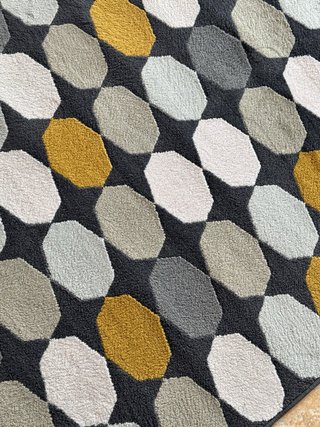 Alfombra gris, blanca y mostaza – Diseño moderno