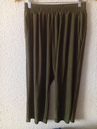 pantalón bombacho o estilo harén de color verde ol