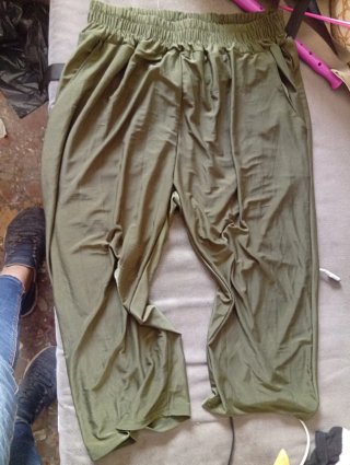 pantalón bombacho o estilo harén de color verde ol
