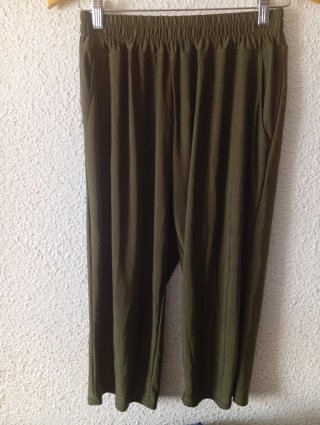 pantalón bombacho o estilo harén de color verde ol