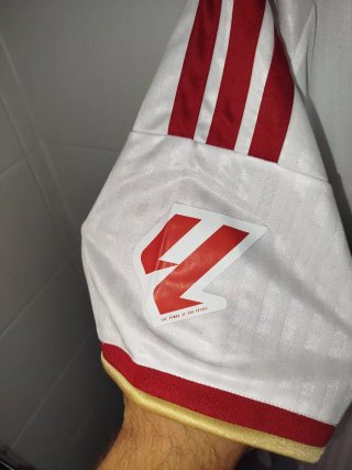 Camiseta de fútbol nueva con etiqueta talla M.