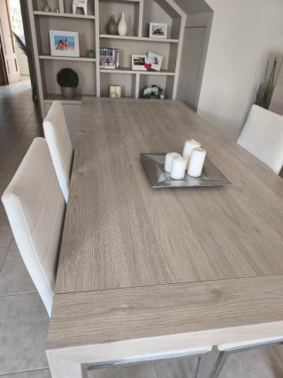 Mesa comedor extensible y cuatro sillas como nueva