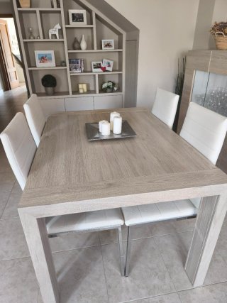 Mesa comedor extensible y cuatro sillas como nueva