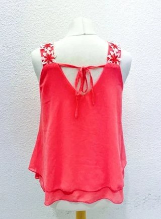 Blusa suelta · Coral Flores Bordadas Vintage M