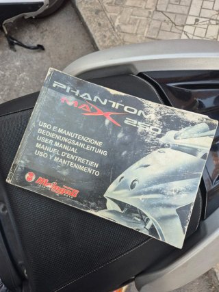 Moto 250cc marca Malaguti PHANTOM MAX tipo Scooter