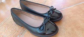 Zapatos de charol tipo bailarina, buen estado.
