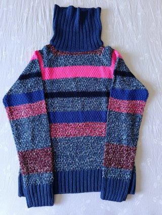 Jersey de punto de cuello alto azul y rosa.