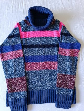 Jersey de punto de cuello alto azul y rosa.