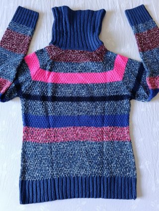 Jersey de punto de cuello alto azul y rosa.