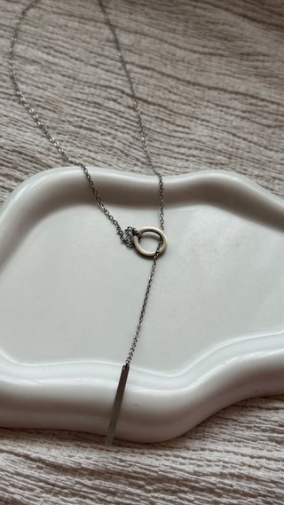 Collana con cerchio e linee colore argento