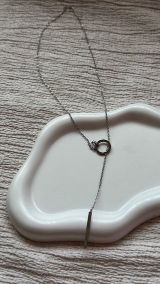 Collana con cerchio e linee colore argento