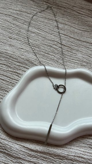 Collana con cerchio e linee colore argento