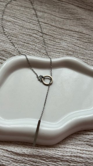 Collana con cerchio e linee colore argento