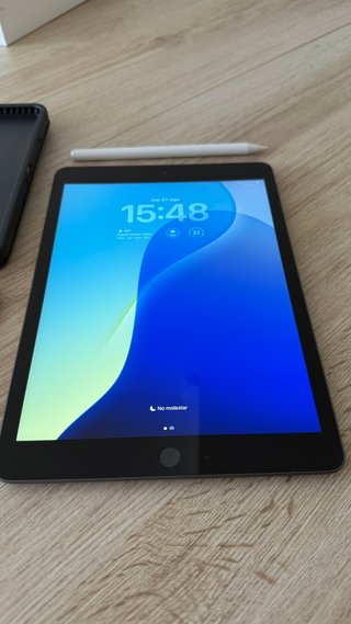 iPad 9ª generazione + custodia con tastiera Logitech + pennino