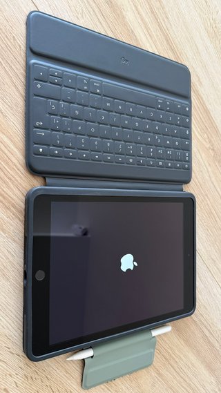 iPad 9ª generazione + custodia con tastiera Logitech + pennino