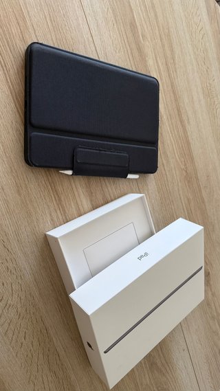 iPad 9ª generazione + custodia con tastiera Logitech + pennino
