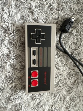 Nintendo NES original con un mando