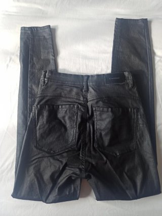 Pantalón Stradivarius polipiel talla 38