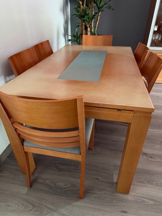 Mesa de comedor y sillas