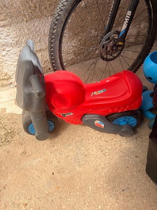 Moto correpasillos roja y gris