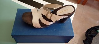 Sandalias de tacón de madera blancas