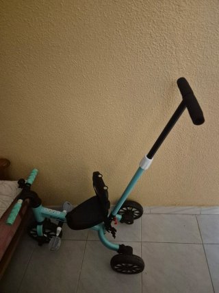 Triciclo infantil con barra de empuje