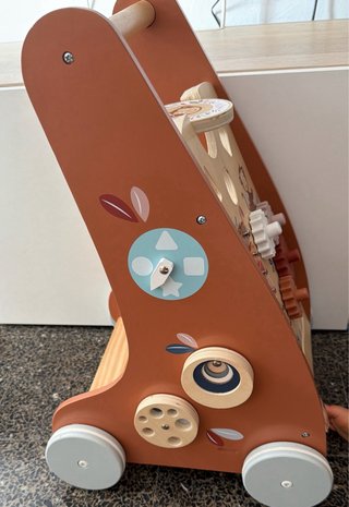 Andador de madera con actividades