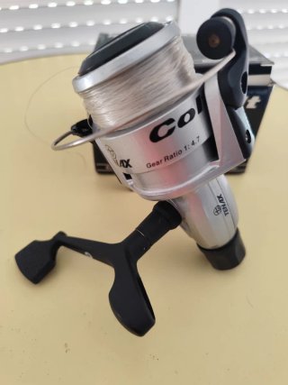 Lote de 2 cañas de pesca y 2 carretes