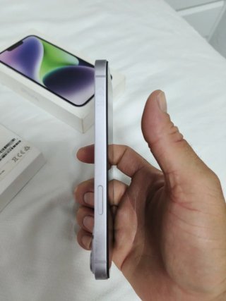 iPhone 14 color lila  uso personal