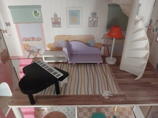 Casa de muñecas de madera con muebles