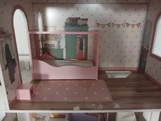 Casa de muñecas de madera con muebles