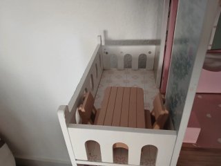Casa de muñecas de madera con muebles