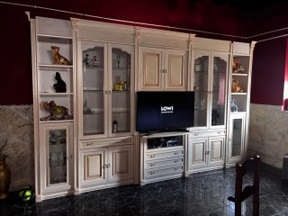 Mueble de salón clásico con vitrinas y cajones