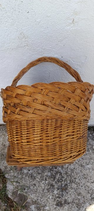 Cesta redonda de mimbre antigua con asa arqueada