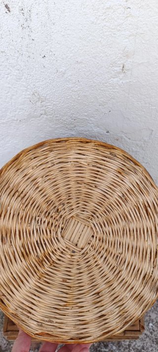 Cesta redonda de mimbre antigua con asa arqueada