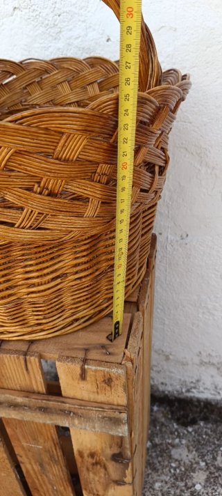 Cesta redonda de mimbre antigua con asa arqueada