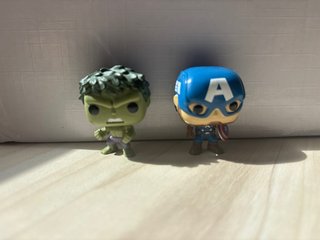 Mini funko pops de hulk y capitan america