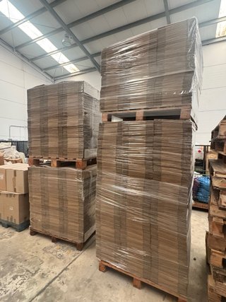 Cajas de cartón nuevas anónimas 240x154x180