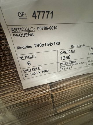 Cajas de cartón nuevas anónimas 240x154x180