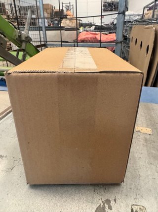 Cajas de cartón nuevas anónimas 240x154x180