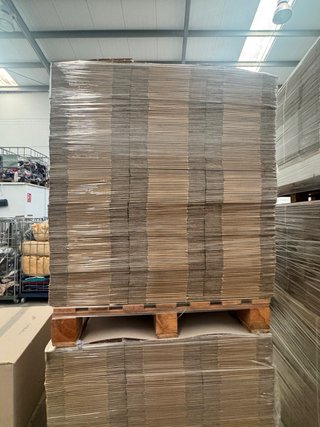 Cajas de cartón nuevas anónimas 240x154x180